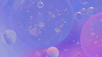 olie bubbel in beweging Aan water concept minimaal achtergrond, olieverf ruimten met bubbels video
