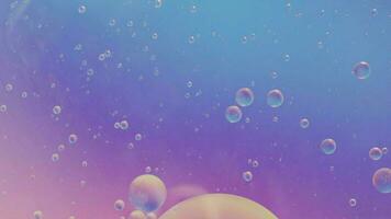 petróleo burbuja Moviente en agua concepto mínimo fondo, pintura de aceite espacios con burbujas video