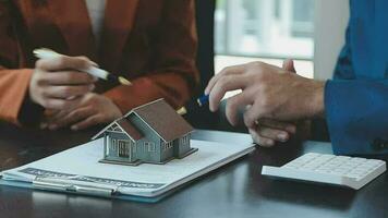 Unterzeichnung von Hausverkaufs- und Versicherungsverträgen mit Immobilienmaklern, Unterzeichnung von Verträgen, um die Bedingungen für den Kauf und Verkauf von Häusern und Immobilien zu kennen, Ideen zur Vertragsunterzeichnung. video
