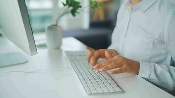 mujer con lentes mecanografía en un computadora teclado. concepto de remoto trabajo video