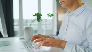 mulher com óculos digitando em uma computador teclado. conceito do controlo remoto trabalhos video