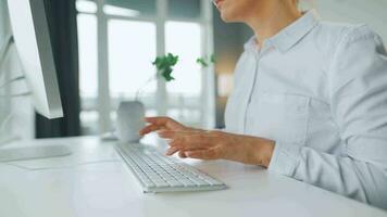 mujer con lentes mecanografía en un computadora teclado. concepto de remoto trabajo video