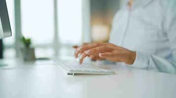 mujer con lentes mecanografía en un computadora teclado. concepto de remoto trabajo video