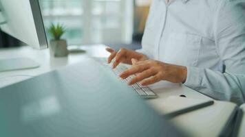 mulher com óculos digitando em uma computador teclado. conceito do controlo remoto trabalhos video