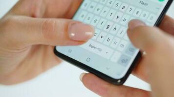 Hände Tippen Text auf Smartphone Nahansicht video