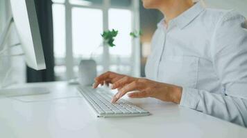 femme avec des lunettes dactylographie sur une ordinateur clavier. concept de éloigné travail video