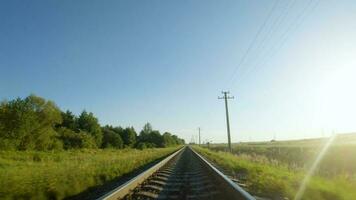 rápido vuelo cerca a tren pistas en un claro soleado día video