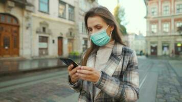 pandemia proteção do a covid-19 coronavírus. retrato do uma mulher dentro uma casaco, óculos e uma protetora médico mascarar. óculos névoa acima a partir de respiração. vírus proteção video