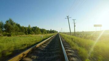 rápido vuelo cerca a tren pistas en un claro soleado día video