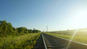 rápido vuelo cerca a tren pistas en un claro soleado día video