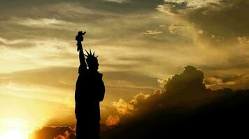 standbeeld van vrijheid over- zonsondergang, 3d animatie. video