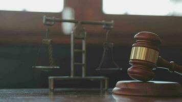 rättvisa och lag koncept.manlig domare i en rättssal med klubban, arbetar med, dator och dockningstangentbord, glasögon, på bordet i morgonljus video