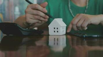 Immobilienmakler-Agent präsentiert und berät den Kunden bei der Entscheidungsfindung, unterzeichnet den Versicherungsvertrag, das Hausmodell, das Hypothekendarlehensangebot für und die Hausversicherung. video