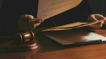 rättvisa och lag koncept.manlig domare i en rättssal med klubban, arbetar med, dator och dockningstangentbord, glasögon, på bordet i morgonljus video