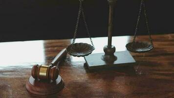 rättvisa och lag koncept.manlig domare i en rättssal med klubban, arbetar med, dator och dockningstangentbord, glasögon, på bordet i morgonljus video