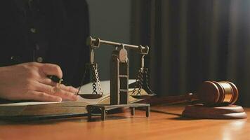 rättvisa och lag koncept.manlig domare i en rättssal med klubban, arbetar med, dator och dockningstangentbord, glasögon, på bordet i morgonljus video