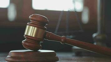 rättvisa och lag koncept.manlig domare i en rättssal med klubban, arbetar med, dator och dockningstangentbord, glasögon, på bordet i morgonljus video