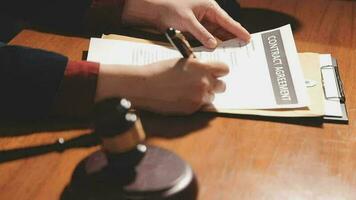 concept de justice et de droit. juge masculin dans une salle d'audience avec le marteau, travaillant avec, clavier d'ordinateur et d'accueil, lunettes, sur table à la lumière du matin video