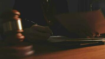 rättvisa och lag koncept.manlig domare i en rättssal med klubban, arbetar med, dator och dockningstangentbord, glasögon, på bordet i morgonljus video