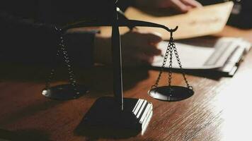 rättvisa och lag koncept.manlig domare i en rättssal med klubban, arbetar med, dator och dockningstangentbord, glasögon, på bordet i morgonljus video