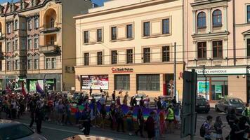 Katowice, Polonia. 11 settembre 2021. orgoglio parata LGBTQ su strade di città video