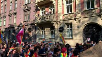 Katowice, Polonia. 11 settembre 2021. orgoglio parata LGBTQ su strade di città video