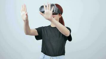 futuristico donna utilizzando vr bicchieri nel nuovo informatica mondo video