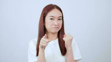 asiatisch Frau zeigen Zorn Zeichen video