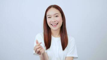 coreano mujer con hermosa sonrisas haciendo amor símbolos espectáculo oferta sentimientos video
