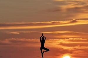 mujer silueta practicando yoga en el playa a puesta de sol antecedentes ilustración generativo ai foto