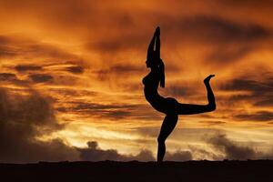 mujer silueta practicando yoga en el playa a puesta de sol antecedentes ilustración generativo ai foto