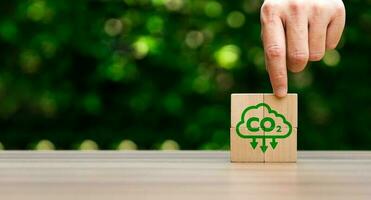 co2 emisión reducción concepto, empresario con ambiental tecnología iconos, global calentamiento, sostenible desarrollo, renovable energía negocio. clima cambiar, carbón captura, almacenamiento, reutilizar foto