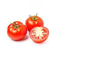 Fresco todo y rebanado rojo Tomates aislado en blanco antecedentes con Copiar espacio. ai generado foto