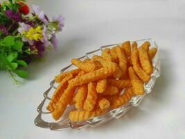 picante gamba galletas en un transparente envase aislado en un blanco antecedentes foto