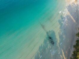 aéreo zumbido ver de hermosa playa con turquesa mar agua y palma arboles de Golfo de tailandia bueno isla, Tailandia foto