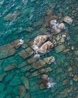 aéreo zumbido ver de hermosa rocoso con turquesa mar agua de Golfo de tailandia bueno isla, Tailandia foto