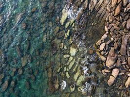 aéreo zumbido ver de hermosa rocoso con turquesa mar agua de Golfo de tailandia bueno isla, Tailandia foto