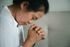 oración de crisis de vida cristiana a dios. mujer reza por la bendición de dios para desear tener una vida mejor. manos de mujer rezando a dios con la biblia. pidiendo perdón y creer en la bondad. foto