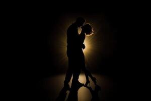silueta de un romántico Pareja bailando y disfrutando en el oscuro. ai generado foto