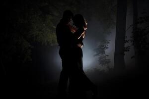 silueta de un romántico Pareja bailando y disfrutando en el oscuro. ai generado foto
