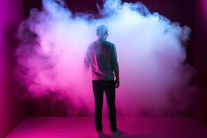 un hombre en pie en frente de un nube de fumar con neón luces. ai generado foto