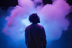 un hombre en pie en frente de un nube de fumar con neón luces. ai generado foto