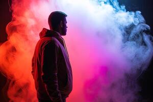 un hombre en pie en frente de un nube de fumar con neón luces. ai generado foto