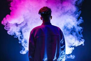 un hombre en pie en frente de un nube de fumar con neón luces. ai generado foto