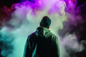 un hombre en pie en frente de un nube de fumar con neón luces. ai generado foto