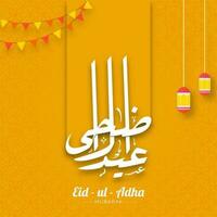 eid-ul-adha Mubarak caligrafía en Arábica idioma con colgando linternas y verderón banderas en amarillo islámico modelo antecedentes. vector