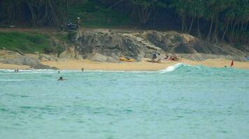 Phuket, Tailandia 19 de noviembre de 2016 - surfista en el océano cerca de la playa de nai harn video