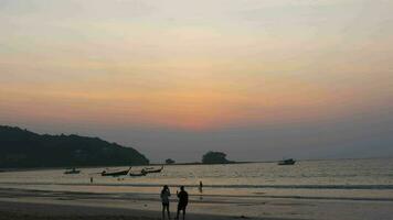 timelapse av solnedgången över havet landskap, nai harn beach, phuket, thailand video