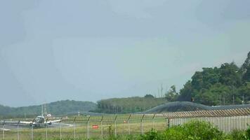 passager avion de ligne ralentit après atterrissage à phuket international aéroport, Thalland video