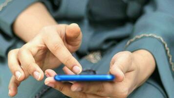 Cerca de la mano de la mujer sosteniendo un teléfono inteligente. video